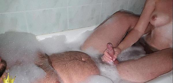  Ragazza arrapata lo fa sborrare nella vasca da bagno - Leaeken ITA